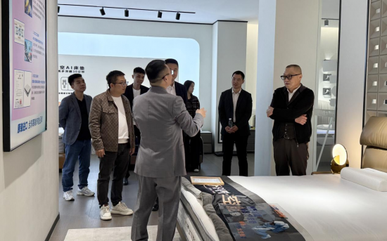 深圳市家具行业协会领导到欧露丝太空零压力床垫品牌中国工厂参观考察